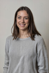 Obraz premium Smiling Young Woman in Casual Gray Sweater – Natural and Friendly Portrait