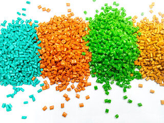bermacam warna butiran masterbatch, polymer membawa resin dan pigmen tertuang dalam latar belakang...