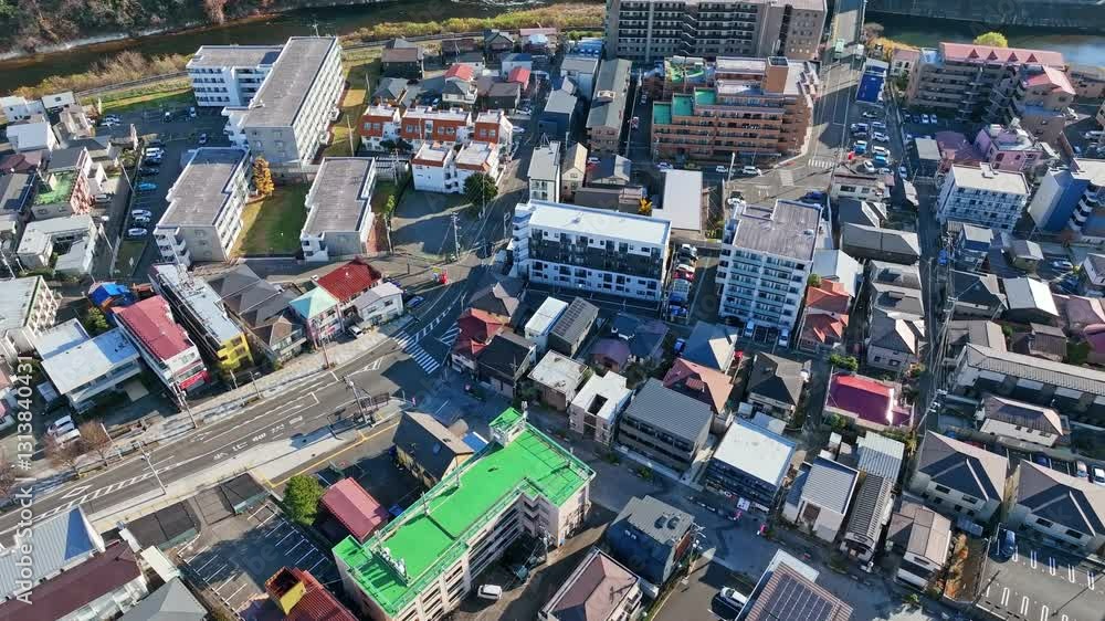 Leinwandbilder 空撮、都市、街、景色、風景、真俯瞰、ドローン、都会、道路、交通、社会、真上、前進、建設、進歩、不動産、ビル、ビル群、ビジネス、産業、開発、俯瞰、ハイアングル、現代、建築、日本、自治体、行政、屋上、景観、迫力、インフラ、時代、成長、発展、屋外、昼間、展望、自動車、観光、旅行、暮らし、住宅、建物、鳥瞰図、60p、見下ろす、河川、マンション