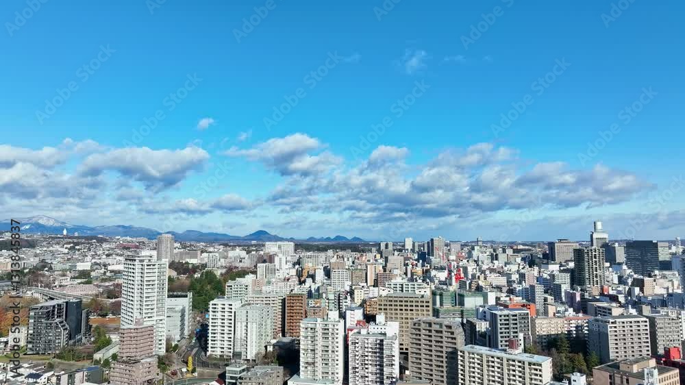 Fototapete 都市、空撮、都会、街、ドローン、俯瞰、青空、パノラマ、展望、行政、ビジネス、ハイアングル、地平線、景観、社会、現代、建設、建築、ビル、風景、ビル群、不動産、高層ビル、景色、摩天楼、日本、観光、旅行、コピースペース、昼間、晴れ、明るい、雲、経済、企業、自然、遠近感、ダイナミック、公共、遠景、将来、前進、進歩、進化、未来、開発、発展、成長、60p、屋外