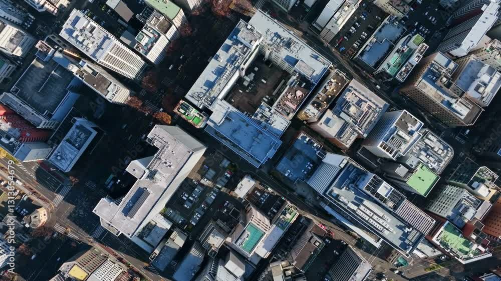 Aufkleber 都市、空撮、都会、街、町並み、ドローン、真俯瞰、真上、ビル、道路、社会、交通、産業、ビジネス、自動車、暮らし、時代、現代、防災、日本、交差点、景色、不動産、企業、俯瞰、風景、ハイアングル、展望、パノラマ、鳥瞰図、見下ろす、景観、迫力、建設、建築、高層ビル、摩天楼、観光、旅行、経済、行政、住宅、インフラ、地域、公共、60p、上昇、旋回、モビリティ、整備