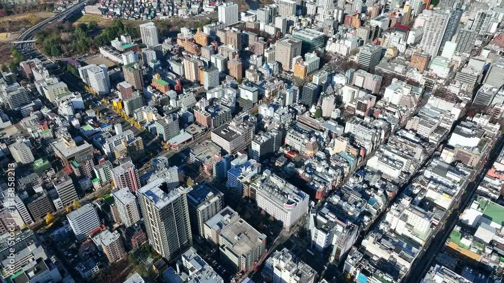 Fototapete 都市、空撮、市街地、住宅地、都会、風景、景色、町並み、街、ドローン、俯瞰、社会、ビル、暮らし、建設、道路、交通、住宅、地域、行政、区画、地方、現代、建築、ビル群、不動産、ハイアングル、展望、パノラマ、景観、上から見た、見下ろす、インフラ、産業、ビジネス、時代、公共、政治、日本、経済、商業、テクノロジー、ゼネコン、自治体、前進、進歩、進化、60p、開発、発展