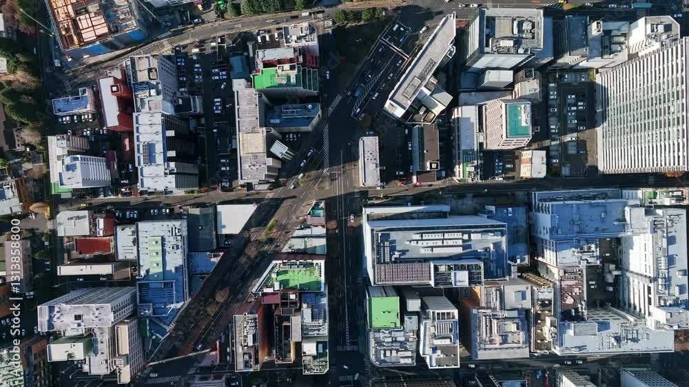 Leinwandbilder 都市、空撮、街、町並み、社会、真俯瞰、ドローン、建設、産業、ビジネス、開発、日本、時代、都会、道路、交通、俯瞰、ハイアングル、景観、上から見た、見下ろす、現代、建築、景色、風景、ビル、ビル群、不動産、高層ビル、観光、旅行、地域、行政、経済、公共、将来、進歩、発展、成長、屋上、インフラ、繁華街、自動車、真上、暮らし、防災、鳥瞰図、住宅、モビリティ、60p