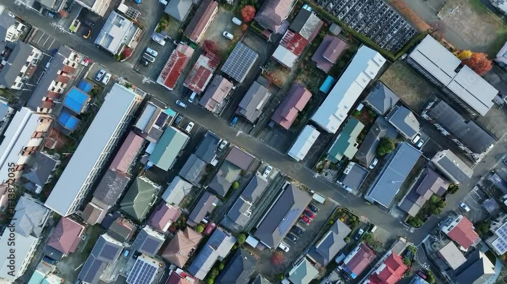Aufkleber 住宅地、都市、住宅、社会、真俯瞰、ドローン、建築、暮らし、住まい、地域、地方、屋根、ソーラーパネル、建設、道路、空撮、交通、自動車、街、不動産、生活、環境、風景、町並み、公共、行政、俯瞰、真上、ハイアングル、飛行、展望、景色、景観、上から見た、見下ろす、現代、都会、日本、インフラ、ビジネス、産業、前進、将来、進歩、屋外、明るい、昼間、ポジティブ、60p、衛星