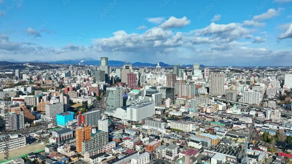 Fototapete 都市、社会、ドローン、空撮、青空、地平線、パノラマ、展望、旋回、回転、市街地、ビル、ビル群、俯瞰、ハイアングル、都会、風景、町並み、景観、上から見た、見下ろす、景色、現代、建設、建築、街、不動産、高層ビル、摩天楼、日本、観光、旅行、コピースペース、昼間、晴れ、地域、地方、住宅、暮らし、ビジネス、産業、経済、自治体、行政、公共、インフラ、道路、60p、交通、時代