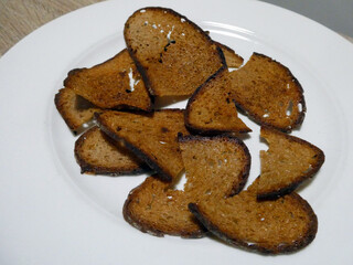 geröstete Brotscheiben für Salat