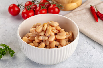 Canned white beans in the bowl