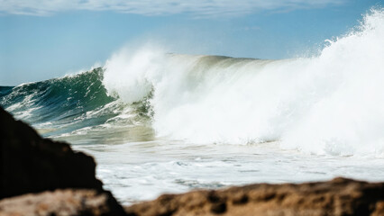 Naklejka premium Powerful ocean wave crashing against the shore