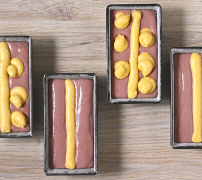 p&acirc;te poch&eacute;e de g&acirc;teau marbr&eacute; &agrave; la framboise dans leurs moules de cuisson
