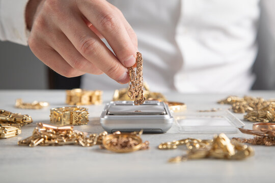 Digital scale of gold with a jewelry.