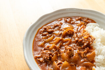 豚肉と玉ねぎとじゃがいもがたっぷり入ったカレーライス