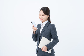 スマホを使う若いビジネスウーマン