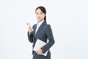 スマホを使う若いビジネスウーマン