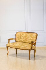 Sillón antiguo en el salón vacío