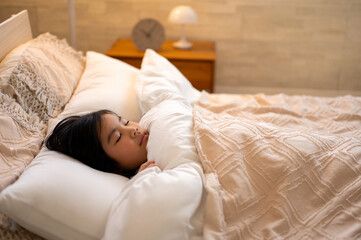 ベッドで眠る日本人の女の子