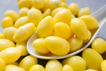 Ginkgo biloba in a white spoon 