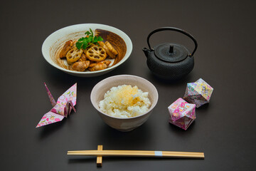 鶏肉とレンコンの甘酢炒めにパクチーを添えて