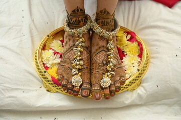 Beautiful Henna on legs of indian bride. wedding legs jewellery. Indian bride Mehendi Ceremony. Henna art tattoo wedding design. Wedding Henna. Wedding Mehendi.
