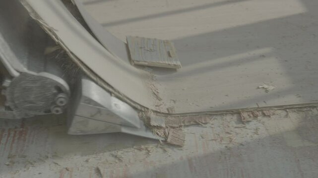  Remove the floor with a floor demolition machine