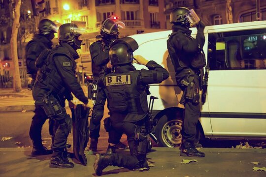 Intervention nocturne &agrave; Paris en 2017 par la Brigade de Recherche et d&rsquo;Intervention (BRI) Anticommando (BRI-BAC)