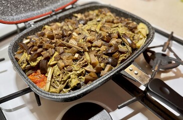 The meat and vegetable mixture is prepared in a modern closed-type pressure cooker on a gas stove, which allows you to cook a delicious dish. Bracken with vegetables, meat and fish with spices