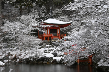 世界文化遺産 京都市醍醐寺弁天堂の雪景色