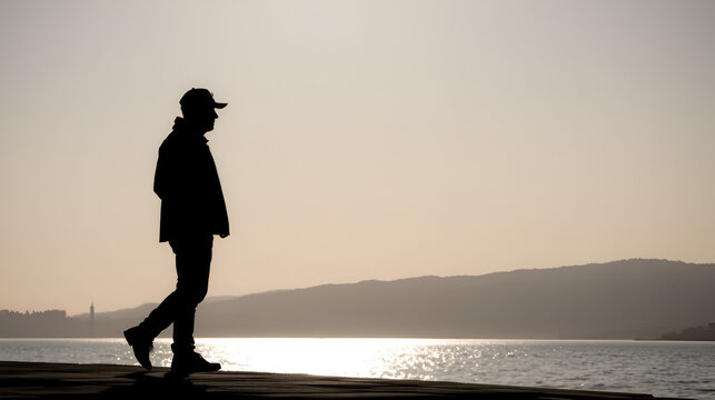 Silhouette uomo in preghiera