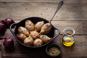 oignons dolma farcis à la viande hachée pignon sauce tomate et herbes fraiches
