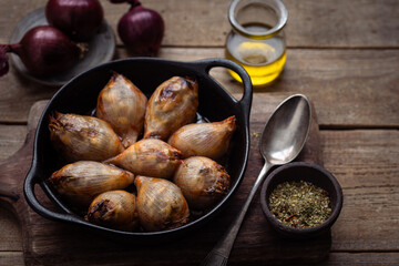oignons dolma farcis à la viande hachée pignon sauce tomate et herbes fraiches