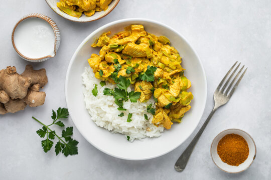 assiette de poulet cuisin&eacute; au curry et lait de coco accompagn&eacute; de riz basmati