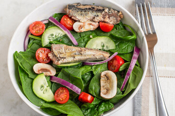 spinach salad top with sardines