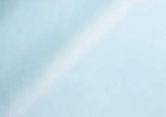 光の入った水色の壁