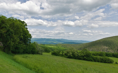 Obraz premium scenic and bucolic countryside panorama under a cloudy sky
