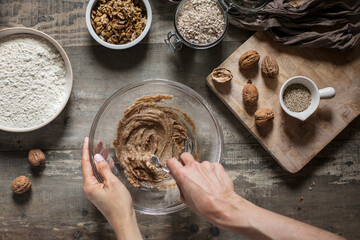 réalisation d'un gâteau aux noix, mains en train de cuisiner étapes 