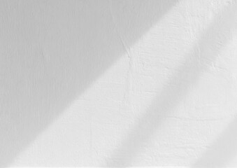 光の入った白い壁