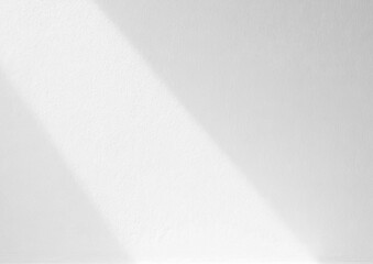 光の入った白い壁