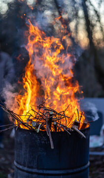 Holz und Ge&auml;st in einer Pennertonne verbrennen