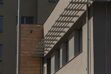 Obraz premium There exists a multistory building featuring a staircase that is located on the side of it, providing access to the various floors within