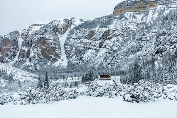 Ein Spaziergang durch den Tiefschnee in der S&uuml;dtiroler Region am Berggasthaus Peder&uuml; - S&uuml;dtirol - Italien