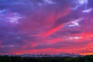 Atardecer colorido con tonos rosas y púrpuras