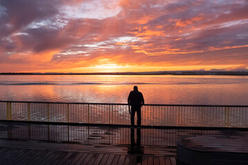 Silueta de personas al atardecer cerca del Río Guadiana