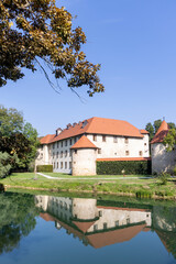 Obraz premium Scenic view of Otocec Castle at small island in Krka river in Slovenia