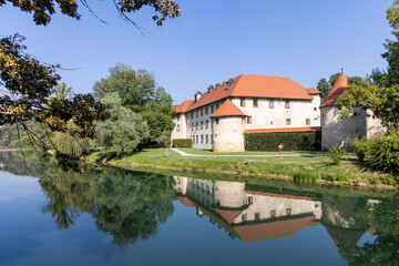 Obraz premium Scenic view of Otocec Castle at small island in Krka river in Slovenia