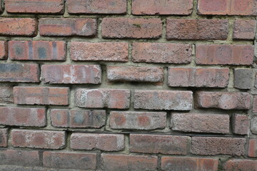 Obraz premium A brick wall with a few missing bricks