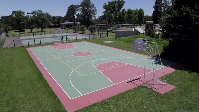 Cancha de Basquet un dia soleado en un parque. Deportes. Deporte, Basqued, Basquet, baloncesto.