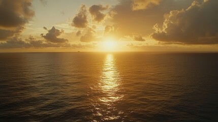 Obraz premium Golden Sunset Over the Vast Ocean: A Serene Seascape