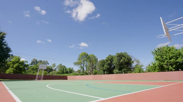 Cancha de Basquet un dia soleado en un parque. Deportes. Deporte, Basqued, Basquet, baloncesto.