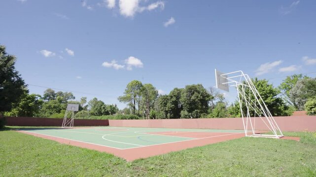 Cancha de Basquet un dia soleado en un parque. Deportes. Deporte, Basqued, Basquet, baloncesto.