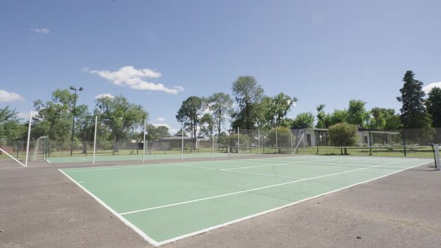 Cancha de tenis vac&iacute;a: pista desocupada, red, l&iacute;neas de juego, superficie limpia y ordenada, espacio vac&iacute;o y tranquilo