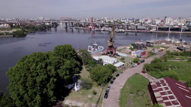 Puerto de Buenos Aires, Argentina: terminal portuaria, muelle, gr&uacute;as, contenedores, carga y descarga, almac&eacute;n, aduana, comercio internacional, log&iacute;stica, flete, operadores log&iacute;sticos, zona franca, des